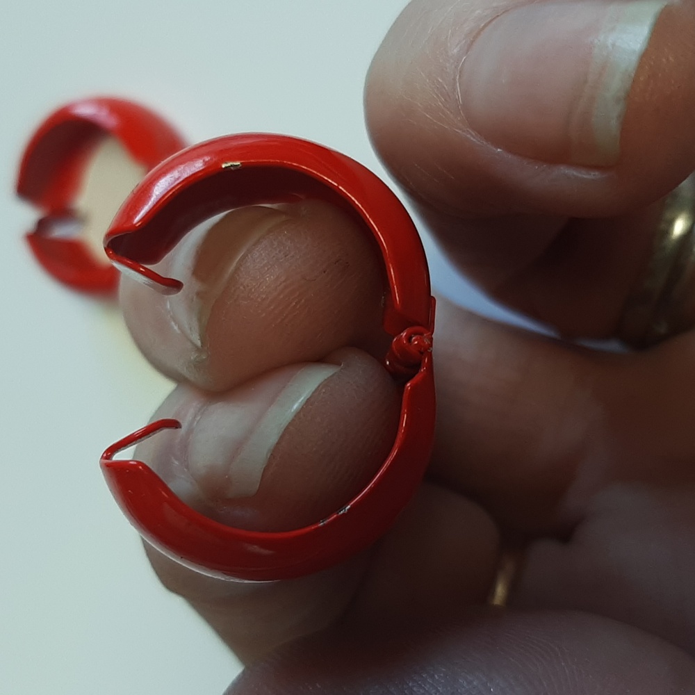 189. VINTAGE CLIP ON FASHION HINGED HOOP EARRINGS RED - Picture 2 of 4